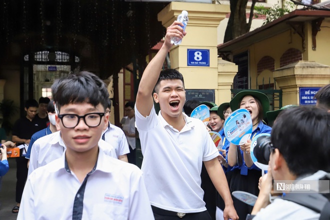 Thi tốt nghiệp THPT: Thí sinh "xoay xở" với môn tiếng Anh- Ảnh 22. Thi tốt nghiệp THPT: Thí sinh "xoay xở" với môn tiếng Anh- Ảnh 22.