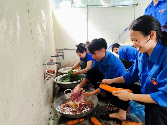 Hình ảnh ấm lòng: Thanh niên tình nguyện nấu cơm miễn phí tiếp sức sĩ tử- Ảnh 5. Hình ảnh ấm lòng: Thanh niên tình nguyện nấu cơm miễn phí tiếp sức sĩ tử- Ảnh 5.