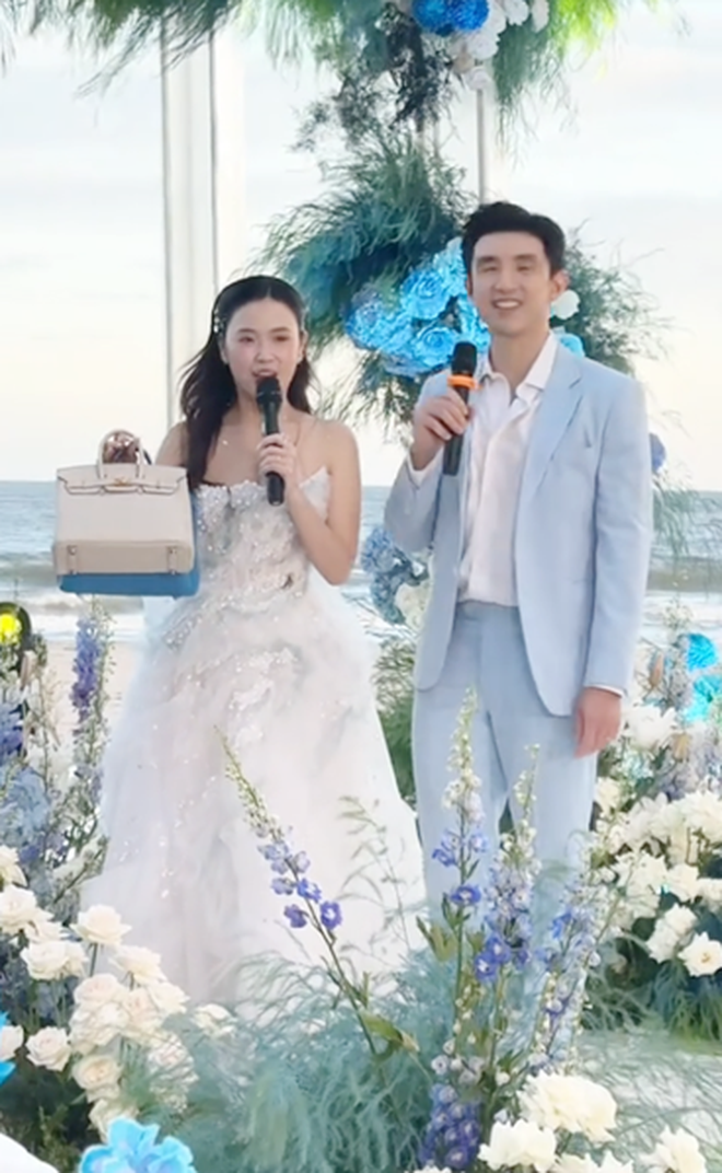 Midu cùng chồng hạnh phúc trong tiệc kỷ niệm 1 năm ngày cưới- Ảnh 4. Midu cùng chồng hạnh phúc trong tiệc kỷ niệm 1 năm ngày cưới- Ảnh 4.