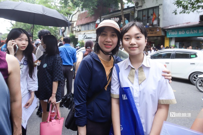Đề Văn "dễ thở", thí sinh Hà Nội nhẹ nhõm với chủ đề "Hạnh phúc"- Ảnh 15. Đề Văn "dễ thở", thí sinh Hà Nội nhẹ nhõm với chủ đề "Hạnh phúc"- Ảnh 15.