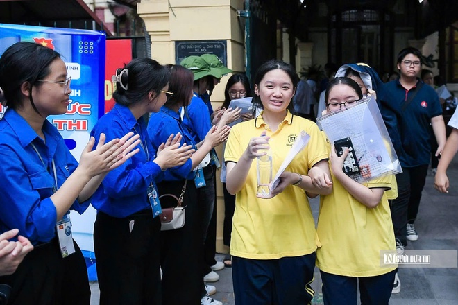 Hà Nội: Thí sinh thi vào lớp 10 lạc quan với mục tiêu 8-9 điểm tiếng Anh- Ảnh 14. Hà Nội: Thí sinh thi vào lớp 10 lạc quan với mục tiêu 8-9 điểm tiếng Anh- Ảnh 14.