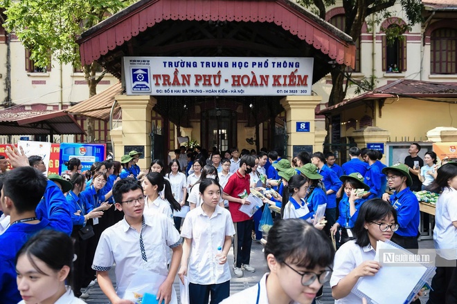 Hà Nội: Thí sinh thi vào lớp 10 lạc quan với mục tiêu 8-9 điểm tiếng Anh- Ảnh 12. Hà Nội: Thí sinh thi vào lớp 10 lạc quan với mục tiêu 8-9 điểm tiếng Anh- Ảnh 12.