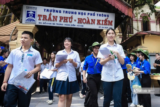 Hà Nội: Thí sinh thi vào lớp 10 lạc quan với mục tiêu 8-9 điểm tiếng Anh- Ảnh 11. Hà Nội: Thí sinh thi vào lớp 10 lạc quan với mục tiêu 8-9 điểm tiếng Anh- Ảnh 11.