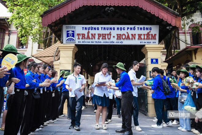 Hà Nội: Thí sinh thi vào lớp 10 lạc quan với mục tiêu 8-9 điểm tiếng Anh- Ảnh 15. Hà Nội: Thí sinh thi vào lớp 10 lạc quan với mục tiêu 8-9 điểm tiếng Anh- Ảnh 15.