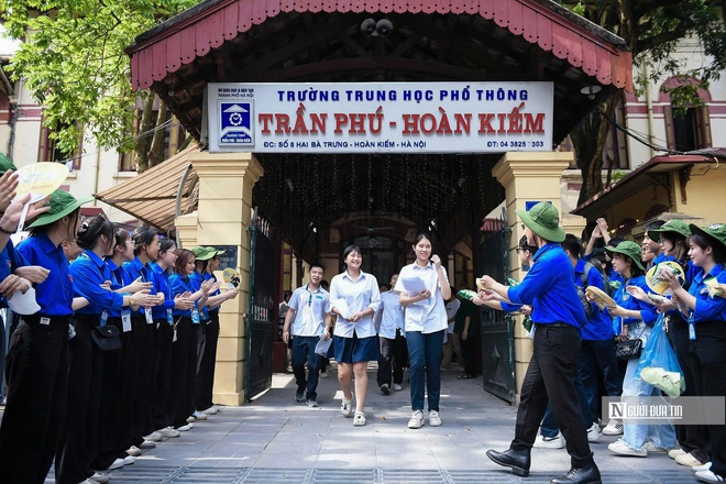Hà Nội: Thí sinh thi vào lớp 10 lạc quan với mục tiêu 8-9 điểm tiếng Anh- Ảnh 10. Hà Nội: Thí sinh thi vào lớp 10 lạc quan với mục tiêu 8-9 điểm tiếng Anh- Ảnh 10.