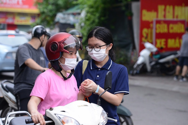 Những cái ôm vội động viên sĩ tử bước vào bài thi Toán- Ảnh 6. Những cái ôm vội động viên sĩ tử bước vào bài thi Toán- Ảnh 6.