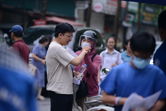 Những cái ôm vội động viên sĩ tử bước vào bài thi Toán- Ảnh 7. Những cái ôm vội động viên sĩ tử bước vào bài thi Toán- Ảnh 7.