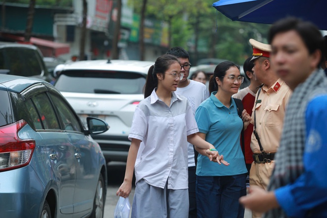 Những cái ôm vội động viên sĩ tử bước vào bài thi Toán- Ảnh 9. Những cái ôm vội động viên sĩ tử bước vào bài thi Toán- Ảnh 9.