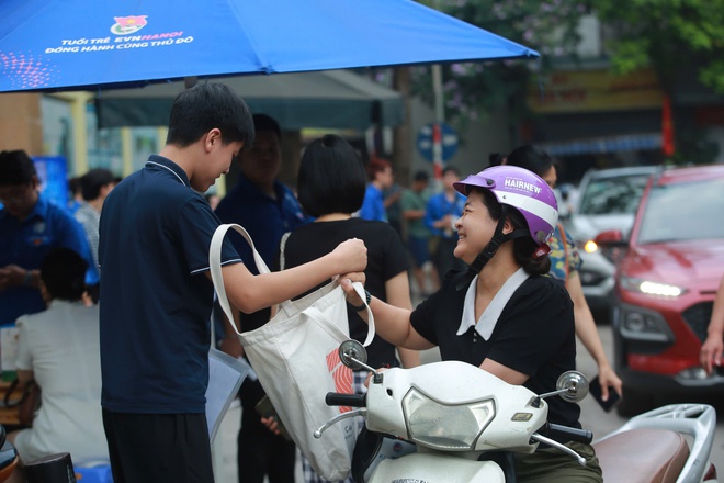 Những cái ôm vội động viên sĩ tử bước vào bài thi Toán- Ảnh 5. Những cái ôm vội động viên sĩ tử bước vào bài thi Toán- Ảnh 5.