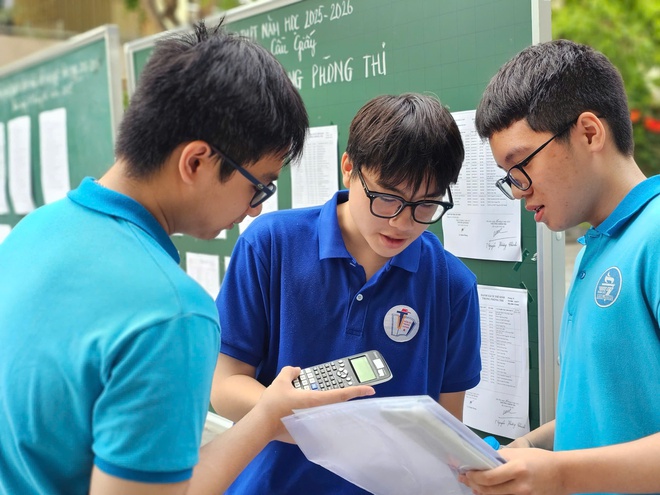 Những cái ôm vội động viên sĩ tử bước vào bài thi Toán- Ảnh 11. Những cái ôm vội động viên sĩ tử bước vào bài thi Toán- Ảnh 11.