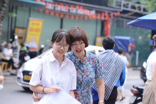 Những cái ôm vội động viên sĩ tử bước vào bài thi Toán- Ảnh 8. Những cái ôm vội động viên sĩ tử bước vào bài thi Toán- Ảnh 8.