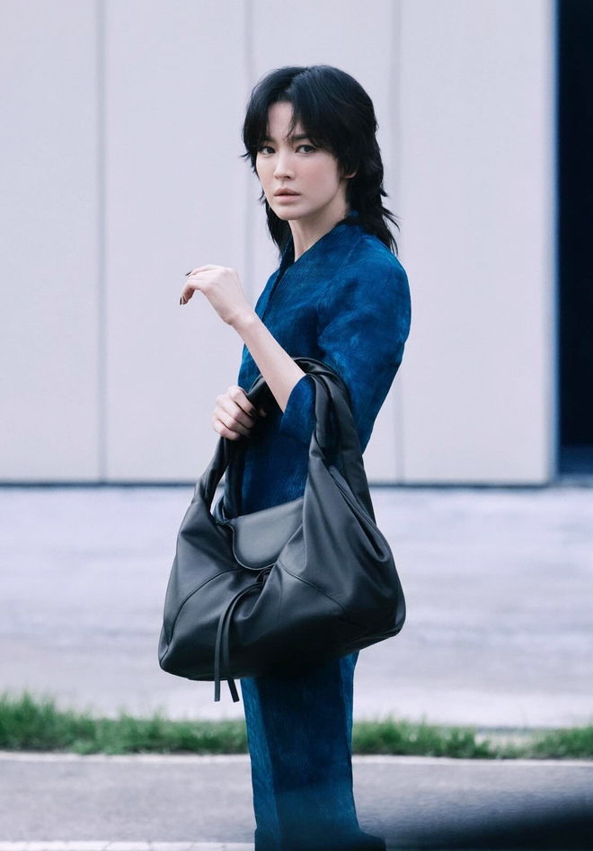 Nữ diễn viên Song Hye Kyo "xuống tóc" gây sốt với hình ảnh đầy lạ lẫm - Ảnh 4.