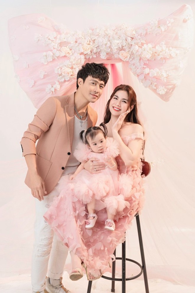 Cặp đôi diễn viên nổi tiếng Vbiz: Chờ 8 năm để được ẵm bồng con đầu lòng, hạnh phúc hơn khi được làm bố mẹ - Ảnh 2.