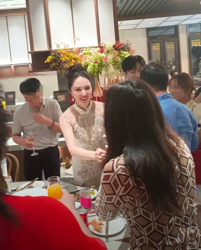 "Cô vợ đáng thương nhất showbiz": Bí mật làm đám cưới với "hồng hài nhi" kém 9 tuổi - Ảnh 1.