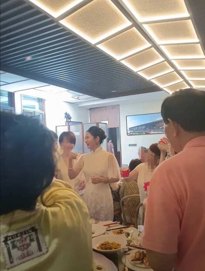 "Cô vợ đáng thương nhất showbiz": Bí mật làm đám cưới với "hồng hài nhi" kém 9 tuổi - Ảnh 2.
