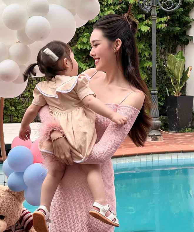 Á hậu gen Z làm mẹ trẻ nhất showbiz, nhan sắc sau 5 năm khiến ai cũng ngỡ ngàng - Ảnh 6.