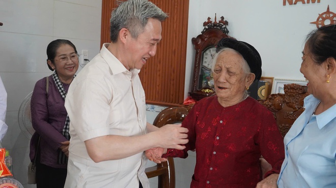 Lãnh đạo Tp.HCM thăm, tri ân các gia đình chính sách- Ảnh 11.