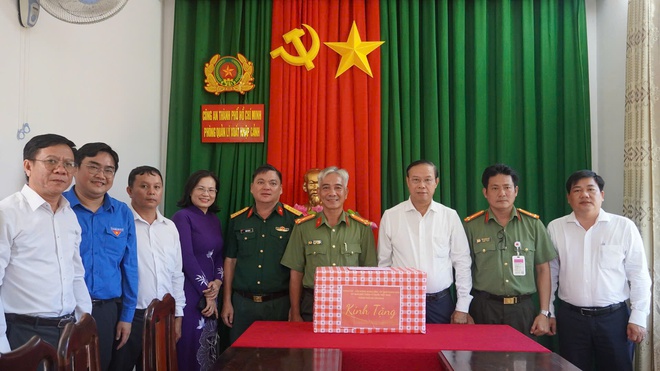 Lãnh đạo Tp.HCM thăm, tri ân các gia đình chính sách- Ảnh 12.