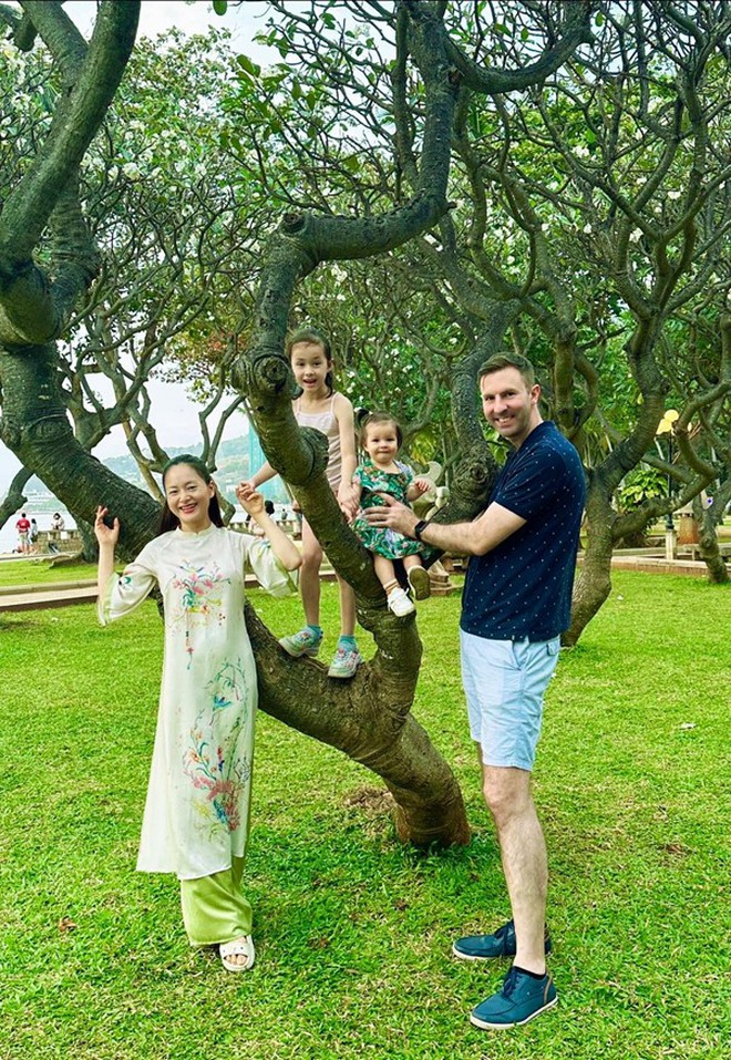 Thần sắc của diễn viên Lan Phương lần đầu lộ diện hậu nộp đơn ly hôn chồng Tây - Ảnh 2.