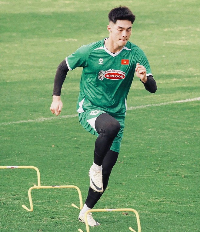 Visual điển trai của thủ môn Trần Trung Kiên - người hùng của U23 Việt Nam - Ảnh 1.