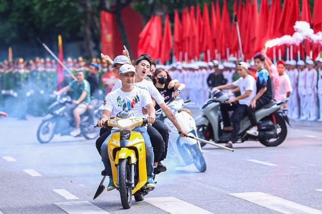 Bất ngờ với nhan sắc "girl phố" gây náo loạn hồ Hoàn Kiếm là nữ Thiếu tá công an - Ảnh 1.