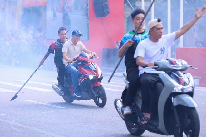 Bất ngờ với nhan sắc "girl phố" gây náo loạn hồ Hoàn Kiếm là nữ Thiếu tá công an - Ảnh 2.