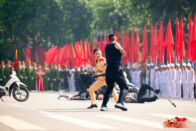 Nữ Đại uý quật ngã "quái xế" trên Hồ Gươm, hình ảnh đời thường gây bất ngờ - Ảnh 3.