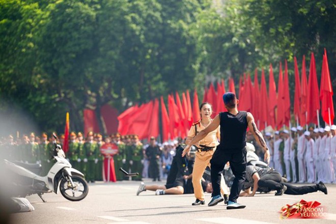 Nữ Đại uý quật ngã "quái xế" trên Hồ Gươm, hình ảnh đời thường gây bất ngờ - Ảnh 2.