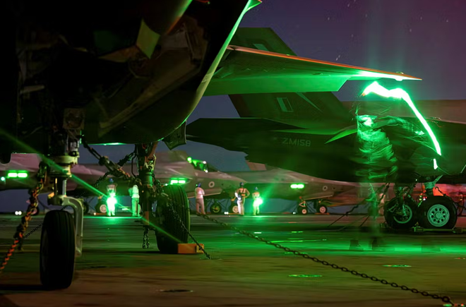 Cận cảnh tiêm kích F-35B hoạt động trong đêm đen- Ảnh 2. Cận cảnh tiêm kích F-35B hoạt động trong đêm đen- Ảnh 2.