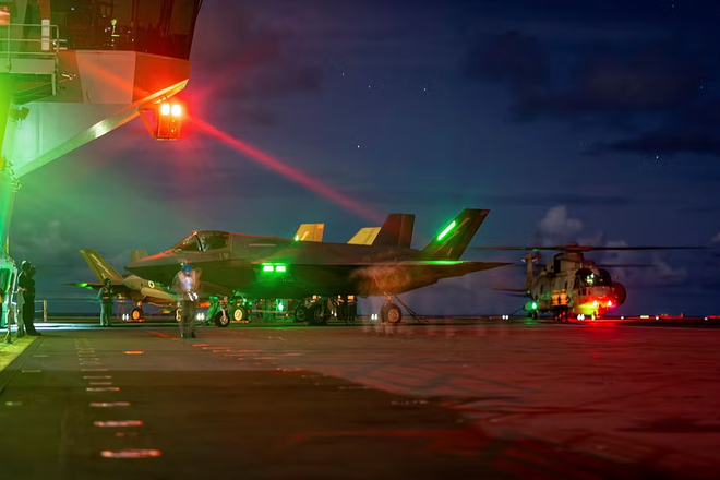 Cận cảnh tiêm kích F-35B hoạt động trong đêm đen- Ảnh 4. Cận cảnh tiêm kích F-35B hoạt động trong đêm đen- Ảnh 4.