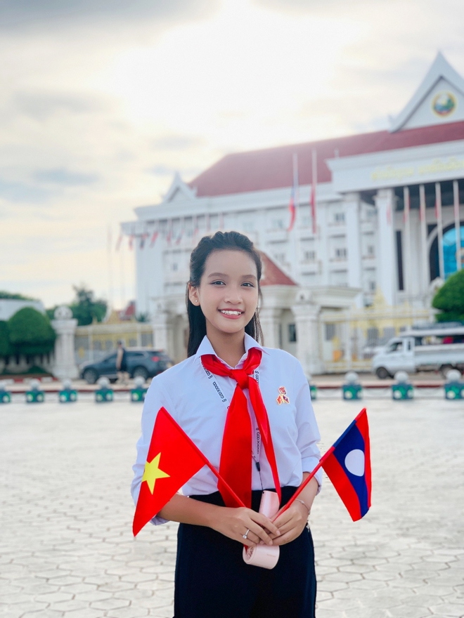 Cô bé 13 tuổi cất giọng khiến hàng ngàn trái tim rung động trong concert "Tổ quốc trong tim" là ai?- Ảnh 4. Cô bé 13 tuổi cất giọng khiến hàng ngàn trái tim rung động trong concert "Tổ quốc trong tim" là ai?- Ảnh 4.