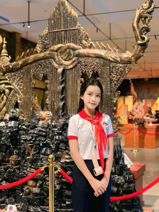Cô bé 13 tuổi cất giọng khiến hàng ngàn trái tim rung động trong concert "Tổ quốc trong tim" là ai?- Ảnh 5. Cô bé 13 tuổi cất giọng khiến hàng ngàn trái tim rung động trong concert "Tổ quốc trong tim" là ai?- Ảnh 5.