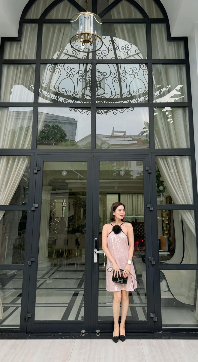 Không gian xa hoa bên trong tổ ấm tiền tỷ, rộng 600m2 của Lệ Quyên và Lâm Bảo Châu - Ảnh 2.