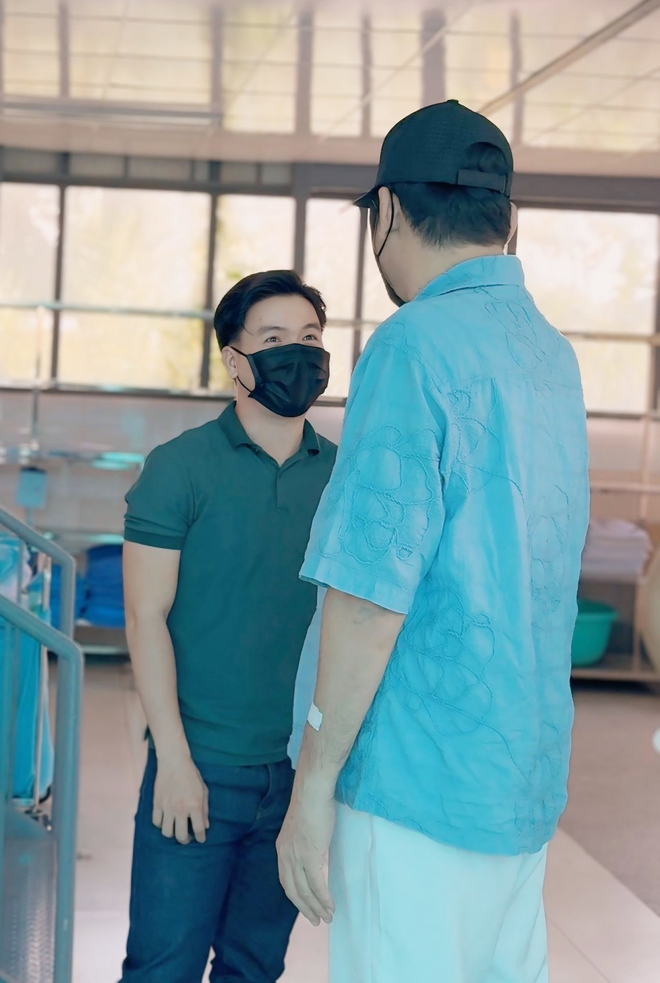 Diễn viên Huỳnh Anh Tuấn lộ diện khi đến viện điều trị hậu đột quỵ thu húy sự chú ý - Ảnh 1.