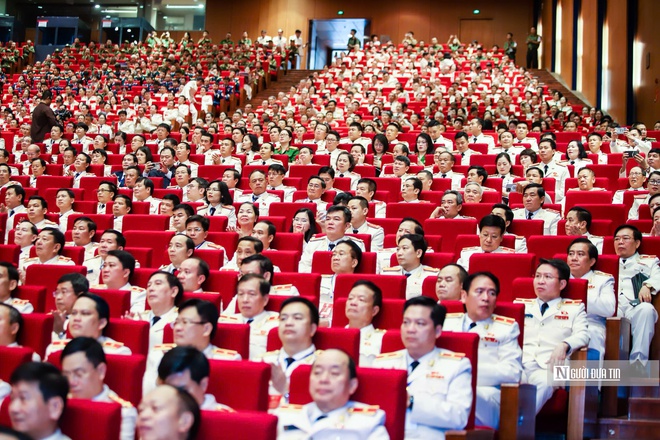 Lực lượng Công an nhân dân đón nhận Huân chương Sao Vàng lần thứ 5- Ảnh 5. Lực lượng Công an nhân dân đón nhận Huân chương Sao Vàng lần thứ 5- Ảnh 5.