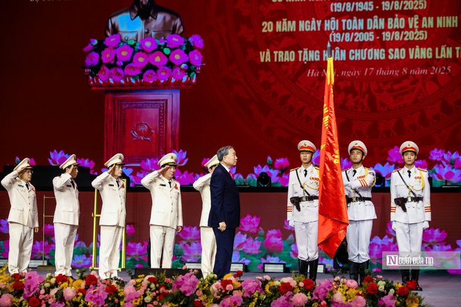 Lực lượng Công an nhân dân đón nhận Huân chương Sao Vàng lần thứ 5- Ảnh 8. Lực lượng Công an nhân dân đón nhận Huân chương Sao Vàng lần thứ 5- Ảnh 8.
