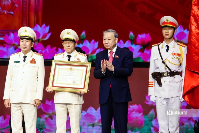 Lực lượng Công an nhân dân đón nhận Huân chương Sao Vàng lần thứ 5- Ảnh 10. Lực lượng Công an nhân dân đón nhận Huân chương Sao Vàng lần thứ 5- Ảnh 10.