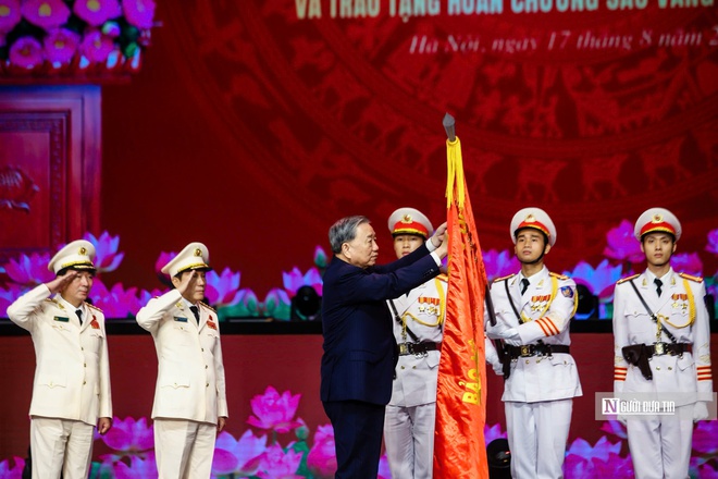 Lực lượng Công an nhân dân đón nhận Huân chương Sao Vàng lần thứ 5- Ảnh 9. Lực lượng Công an nhân dân đón nhận Huân chương Sao Vàng lần thứ 5- Ảnh 9.