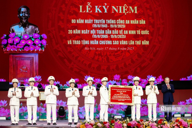 Lực lượng Công an nhân dân đón nhận Huân chương Sao Vàng lần thứ 5- Ảnh 11. Lực lượng Công an nhân dân đón nhận Huân chương Sao Vàng lần thứ 5- Ảnh 11.