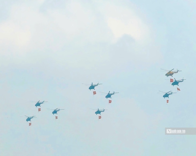 Tiêm kích Su-30MK2 bay lượn trên bầu trời Hà Nội- Ảnh 10. Tiêm kích Su-30MK2 bay lượn trên bầu trời Hà Nội- Ảnh 10.