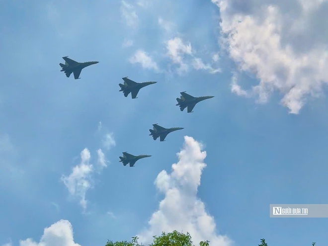 Tiêm kích Su-30MK2 bay lượn trên bầu trời Hà Nội- Ảnh 11. Tiêm kích Su-30MK2 bay lượn trên bầu trời Hà Nội- Ảnh 11.