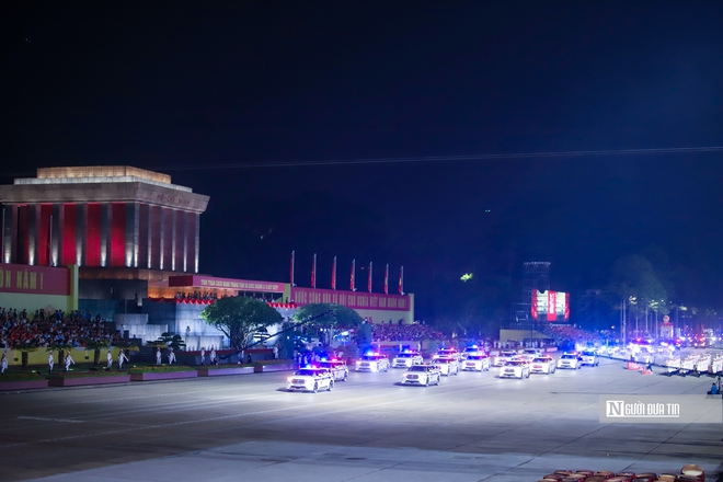 Video: Cảnh vệ K01 "cực ngầu" gây ấn tượng trong đêm sơ duyệt diễu binh 2/9- Ảnh 7. Video: Cảnh vệ K01 "cực ngầu" gây ấn tượng trong đêm sơ duyệt diễu binh 2/9- Ảnh 7.