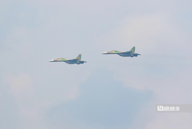 Tiêm kích Su-30MK2 bay lượn trên bầu trời Hà Nội- Ảnh 3. Tiêm kích Su-30MK2 bay lượn trên bầu trời Hà Nội- Ảnh 3.