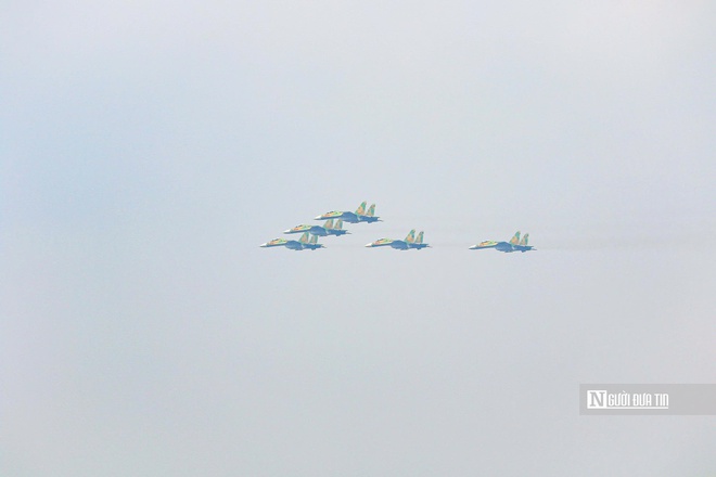 Tiêm kích Su-30MK2 bay lượn trên bầu trời Hà Nội- Ảnh 5. Tiêm kích Su-30MK2 bay lượn trên bầu trời Hà Nội- Ảnh 5.