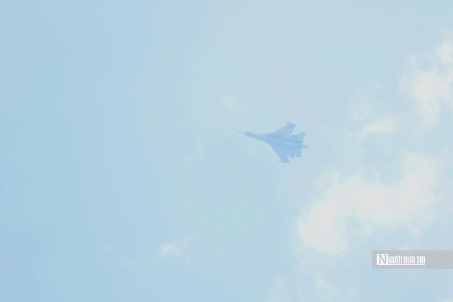 Tiêm kích Su-30MK2 bay lượn trên bầu trời Hà Nội- Ảnh 7. Tiêm kích Su-30MK2 bay lượn trên bầu trời Hà Nội- Ảnh 7.