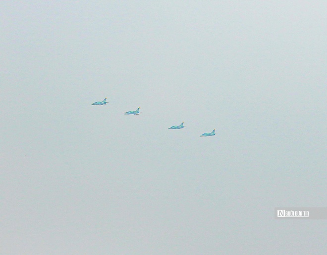 Tiêm kích Su-30MK2 bay lượn trên bầu trời Hà Nội- Ảnh 4. Tiêm kích Su-30MK2 bay lượn trên bầu trời Hà Nội- Ảnh 4.