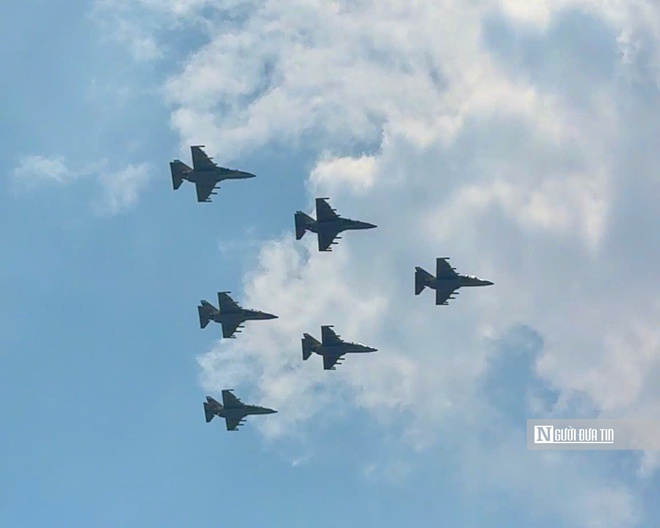 Tiêm kích Su-30MK2 bay lượn trên bầu trời Hà Nội- Ảnh 9. Tiêm kích Su-30MK2 bay lượn trên bầu trời Hà Nội- Ảnh 9.