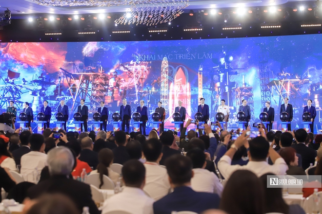 Tỷ phú Phạm Nhật Vượng lái xe điện đưa Tổng Bí thư Tô Lâm tham quan triển lãm- Ảnh 2. Tỷ phú Phạm Nhật Vượng lái xe điện đưa Tổng Bí thư Tô Lâm tham quan triển lãm- Ảnh 2.