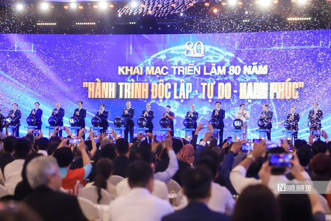 Tỷ phú Phạm Nhật Vượng lái xe điện đưa Tổng Bí thư Tô Lâm tham quan triển lãm- Ảnh 6. Tỷ phú Phạm Nhật Vượng lái xe điện đưa Tổng Bí thư Tô Lâm tham quan triển lãm- Ảnh 6.