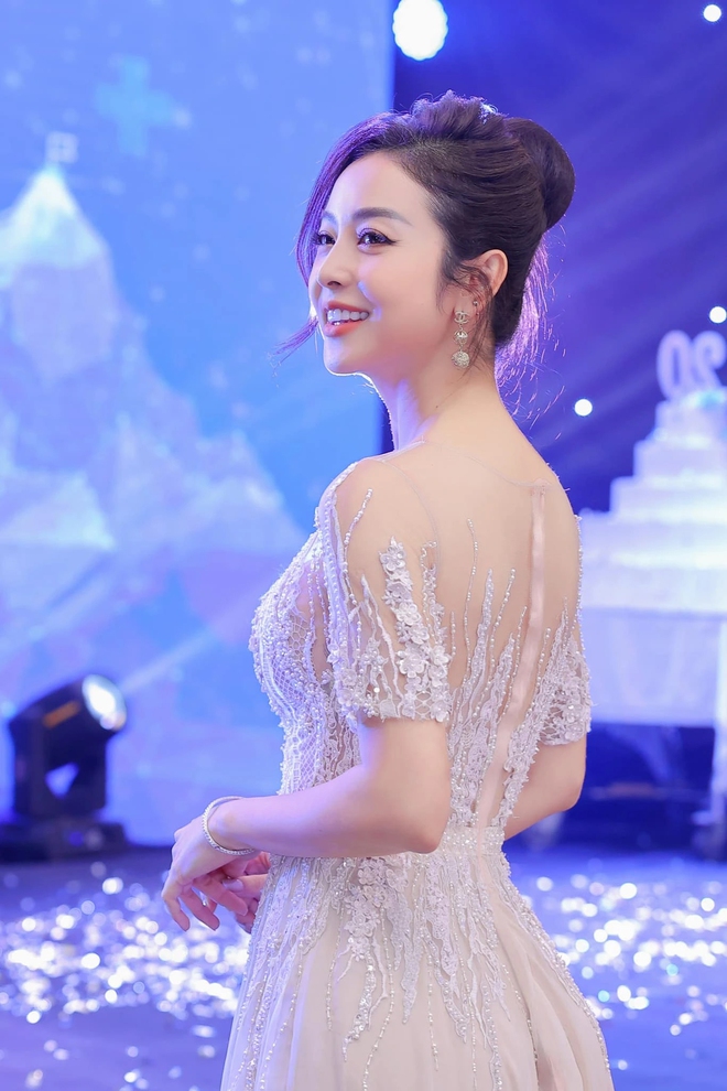 Hoa hậu 4 con: Cuộc sống viên mãn, sang chảnh, U40 vẫn khiến chồng 2 say đắm- Ảnh 9. Hoa hậu 4 con: Cuộc sống viên mãn, sang chảnh, U40 vẫn khiến chồng 2 say đắm- Ảnh 9.